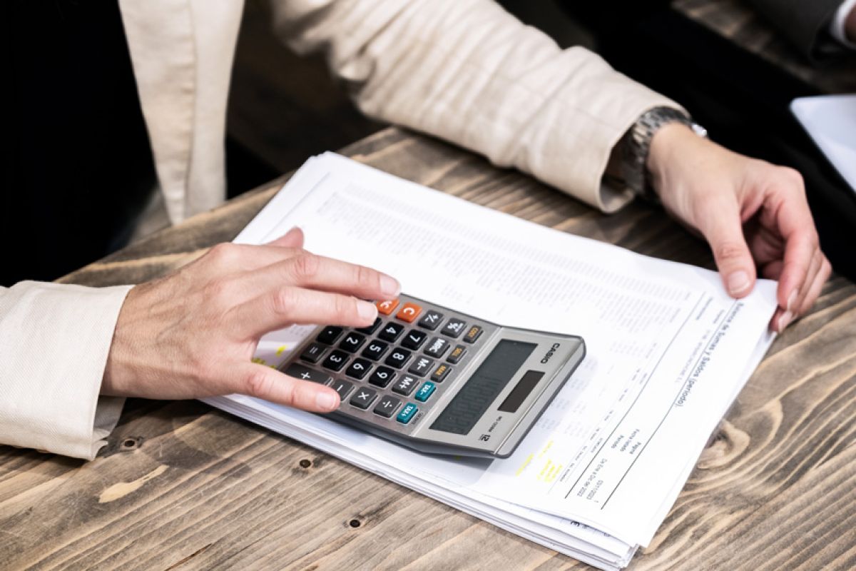 Cómo regularizar impuestos atrasados con gestoría online