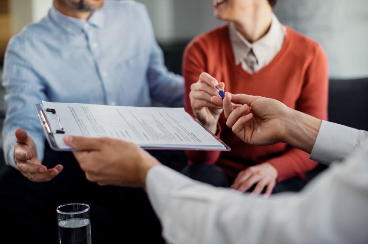 Gestión legal de herencias con deudas y reparto de bienes